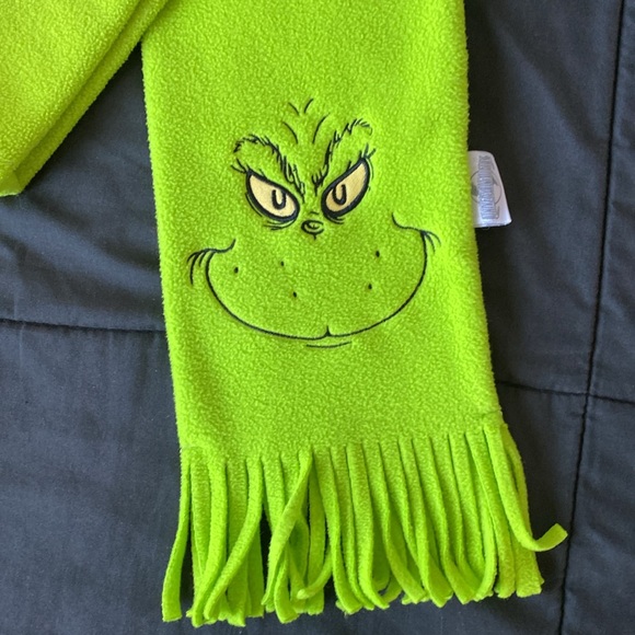 The Grinch scarf and beanie - Picture 3 of 3